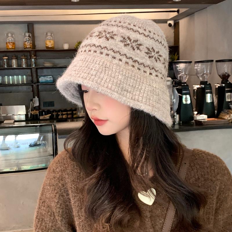 Autumn and winter fashion versatile hat women's wide-brimmed big head circumference jacquard knitted hat shows a small face, warm ear protection wool