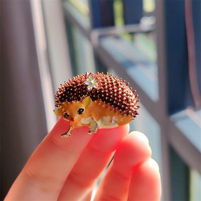 Мультяшный масляный капля окрашенный эмалью маленький ромашка ежик корсаж, элитная персонализированная булавка в виде животного, брошь в виде одежды