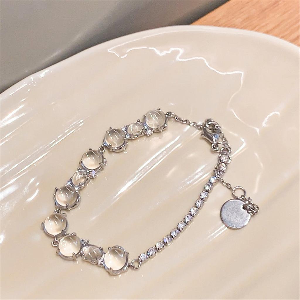 Sophisticated Beaded Hand Chain Crystal Sparkling Bracelet Chain Bracelet Suitable for Stylish Accessory Lovers