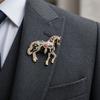Стразы Сильный Конь Броши Эмаль Металлическая Значок Булавка Повседневные Зодиакальные Животные Лацканные Значки Друзья