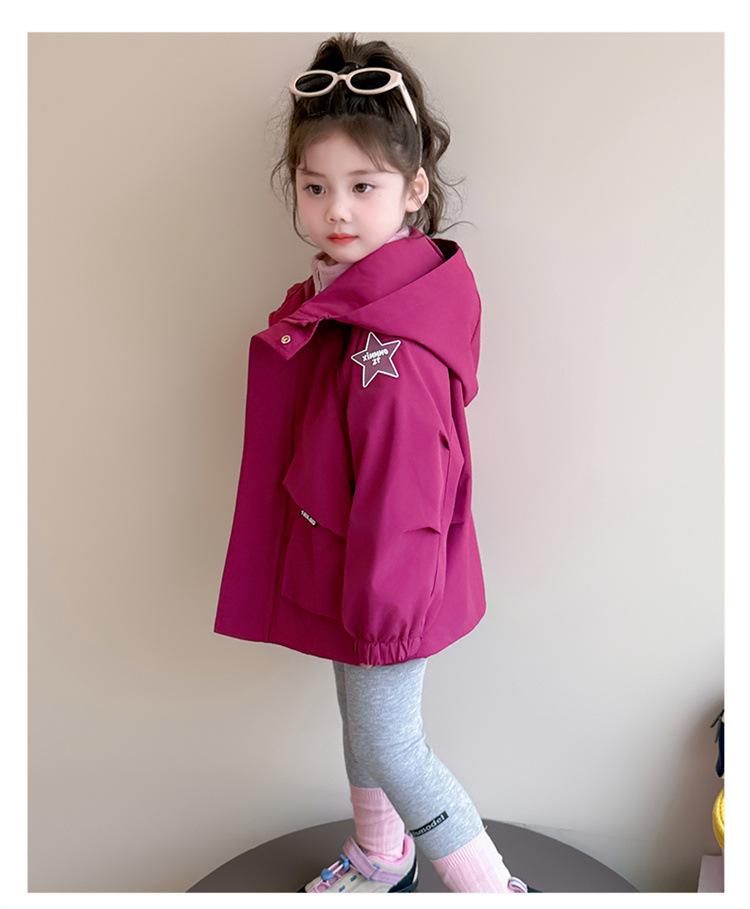 2025 Девичья ветрозащитная куртка: Стильное демисезонное пальто-штормовка 2-в-1 со съемной частью