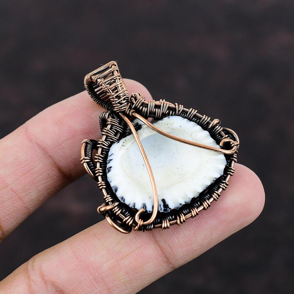 Кулон-ракушка с титановым покрытием, кулон, обмотанный медной проволокой, кулон ручной работы, медные украшения, кулон с драгоценным камнем, подарок для мамы, украшения в технике wire wrap