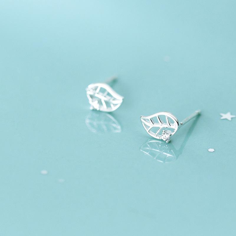 Не нужно рвать листья, чтобы спать. Женские серьги-гвоздики — это свежо и мило. Мини-серьги в форме листьев отличаются простым характером и подходят для студентов.