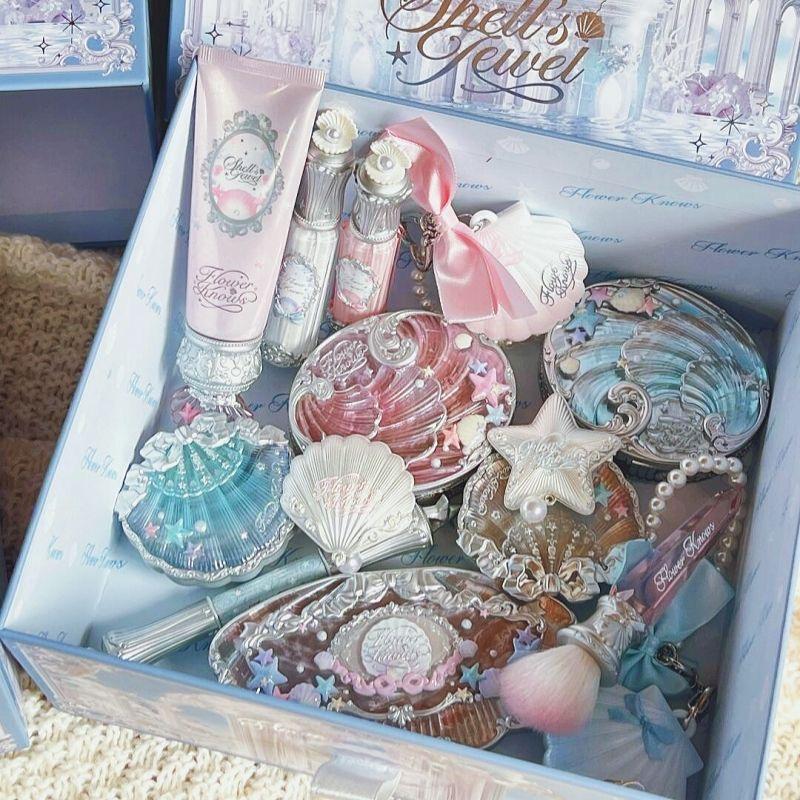 Flower Knows Ракушки Жемчужные Тени для век Эссенция Мед для губ Румяна Макияж для щек Передняя часть Океан Подарочная коробка Набор для макияжа Полный Профессиональный