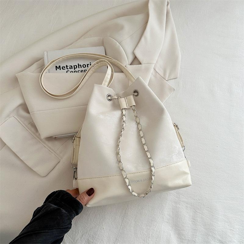 Новая красивая персонализированная повседневная сумка-ведро корейской версии, модная женская сумка 2024 года, летний простой рюкзак с цепочкой