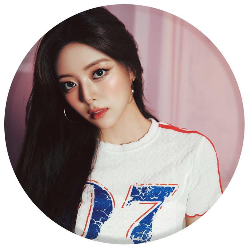 ITZY "ЗОЛОТОЙ" Зеркальный Брелок-Подвеска - Значок Хван Йеджи и Ли Чэрён Мерч