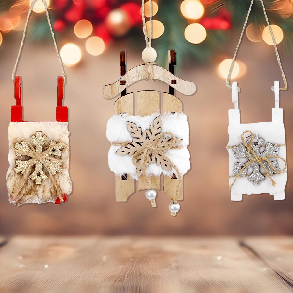 Очаровательная деревянная рождественская санка-украшение с мягким дизайном в виде снежинки. Идеально подходит для праздничного декора.