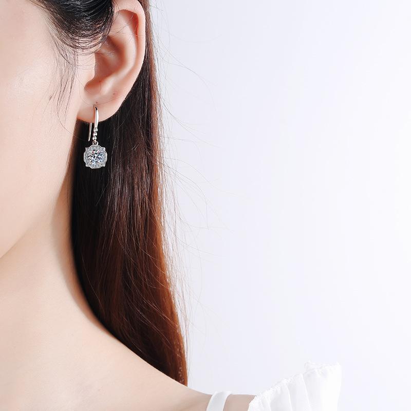 Серьги из серебра 925 пробы и корейская версия серег Pt950 с четырьмя размещенными крючками из камня моссана
