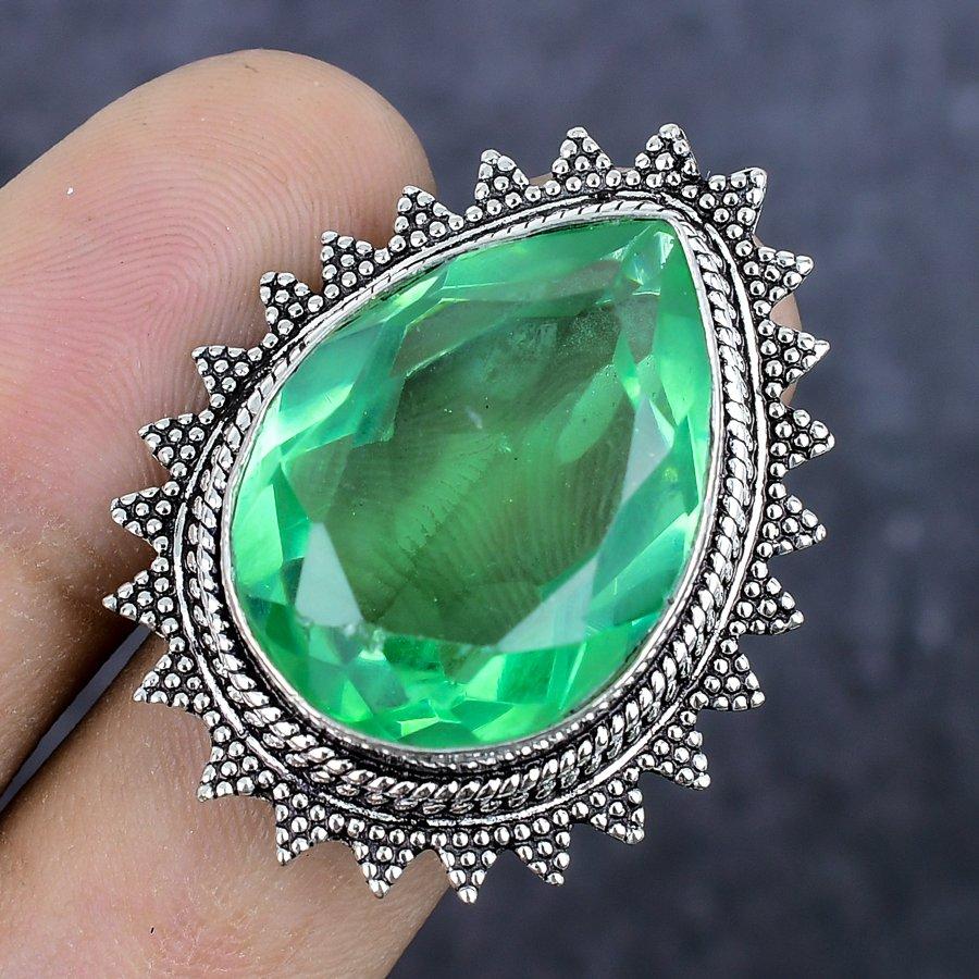 Ювелирное кольцо из серебра 925 пробы с драгоценным камнем цаворит, размер 9 I3U44