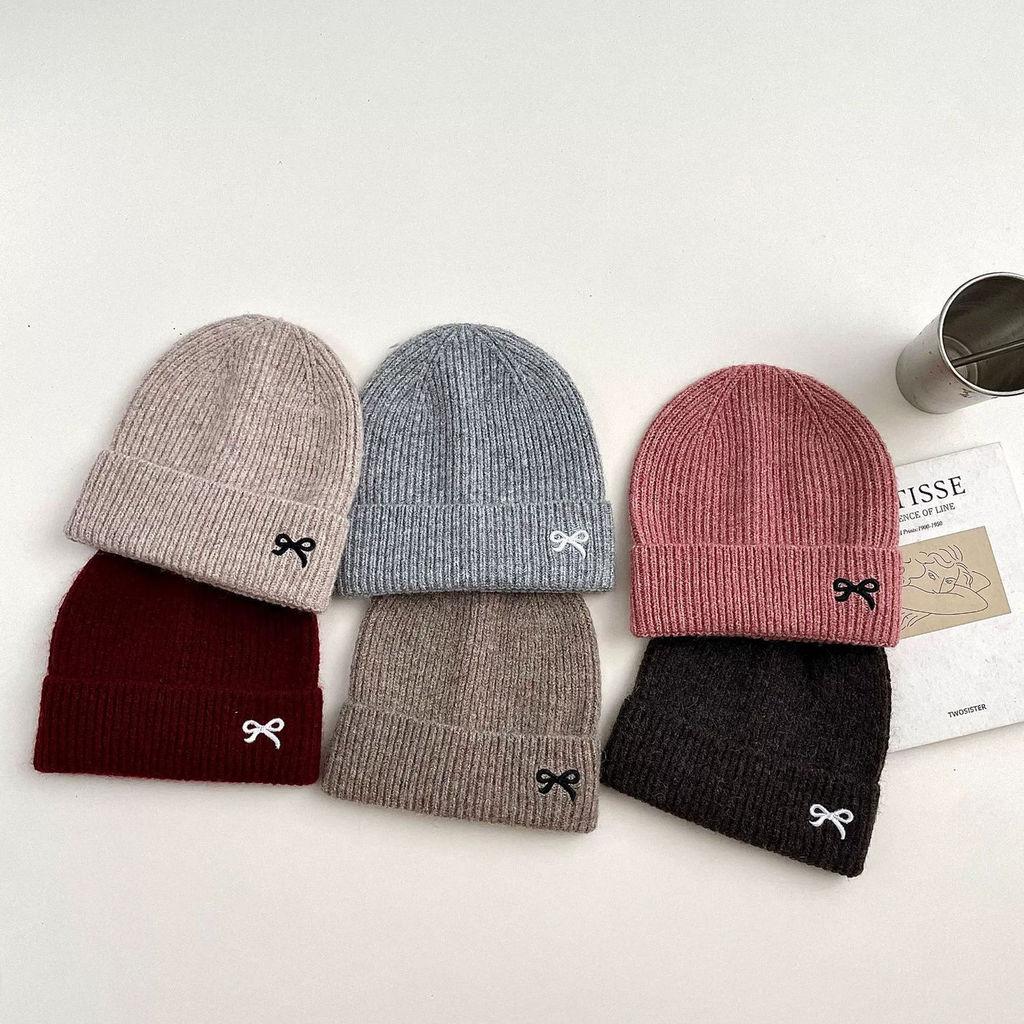 Зимняя вязаная шапка с вышивкой в виде банта для модной уличной теплоты