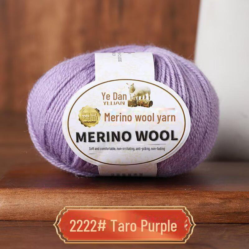 Тканая вручную пряжа из трех нитей мериносовой шерсти средней толщины — идеально подходит для кукольных свитеров, шарфов и шапок.. Изготовлено из 100% овечьей шерсти.