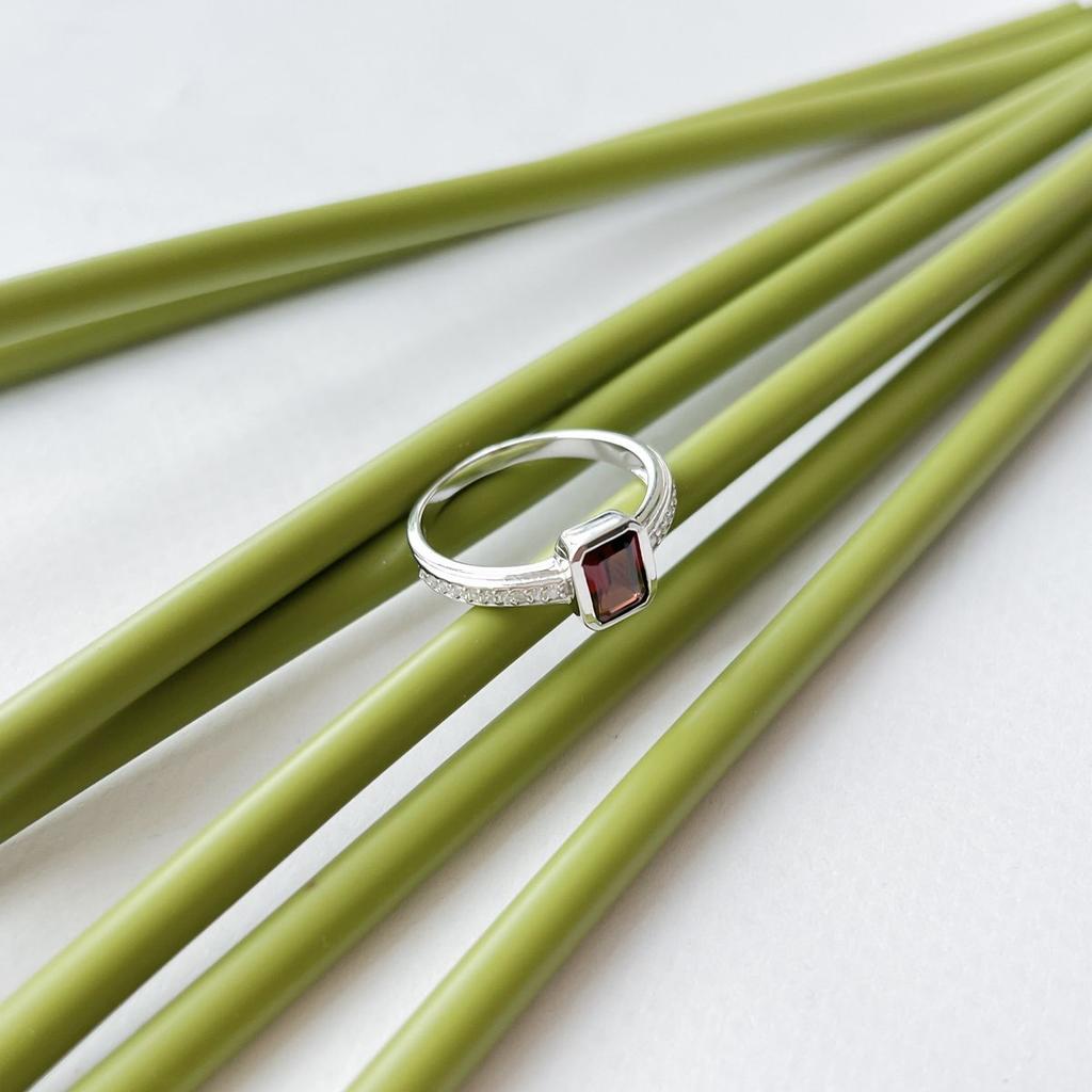 Серебряное кольцо с натуральным гранатом 1.477ct, вес изделия 2,64 гр (2152040)