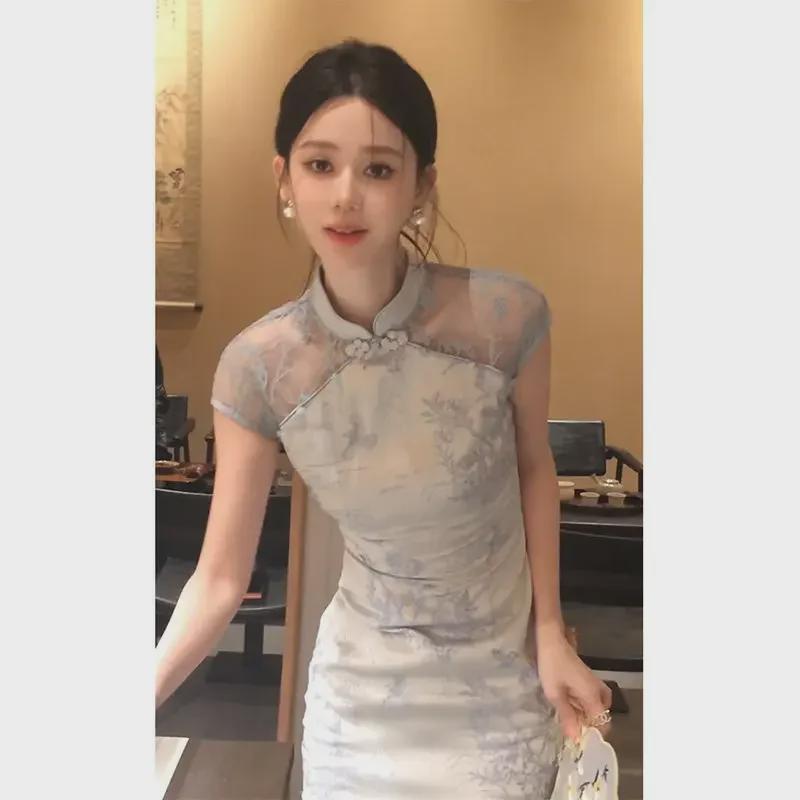 Элегантное платье-чеонгсам с синими пуговицами — современный китайский стиль для весны