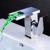 Светодиодный смеситель для раковины горячей и холодной воды Квадратный смеситель для раковины Латунный водопадный кран Смеситель для раковины Однорычажный кран для воды