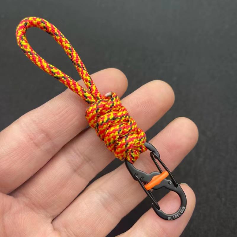 Компактный брелок-антивор из паракорда с запирающимся крючком и пряжкой «восьмерка» для использования на открытом воздухе