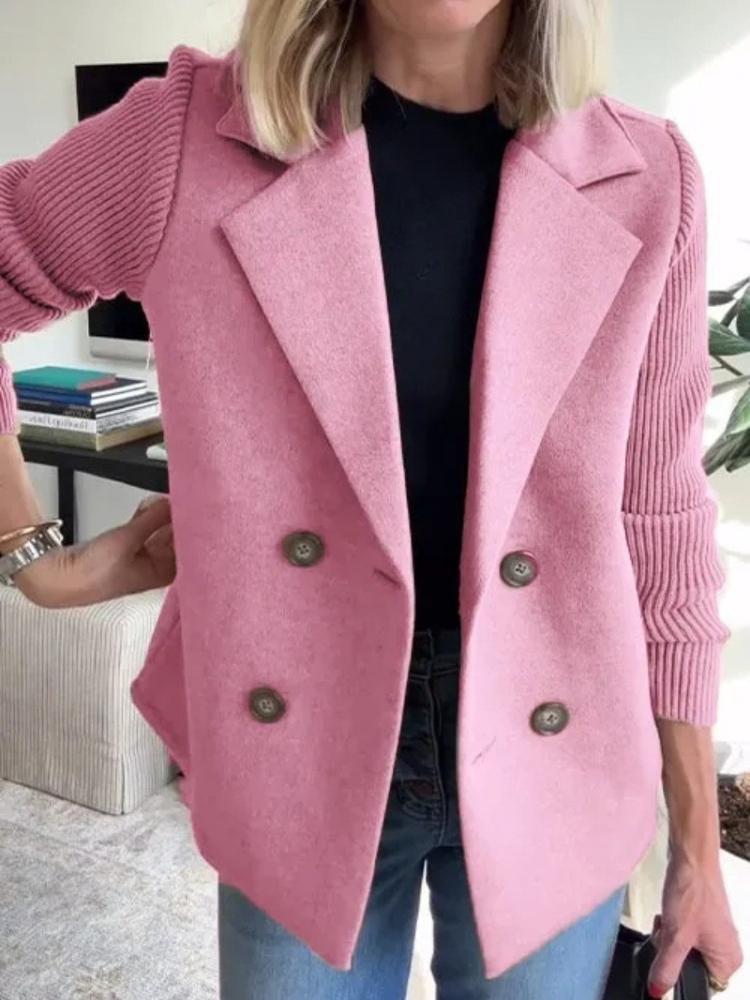 Женский короткий пиджак-блейзер с вязаными рукавами, лацканами с вырезом и застежкой на две пуговицы