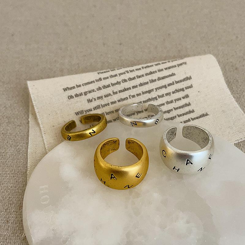 Винтажное старое матовое матовое матовое металлическое кольцо с буквами, женское нишевое кольцо высокого класса, персонализированное модное кольцо