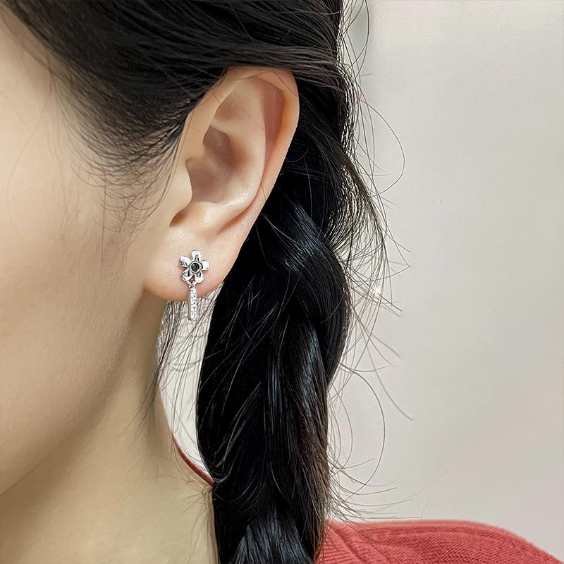 Long Black Zircon Flower Earrings, Streaming Sweet And Cool Spice Girl Wind One-Word Petals, Small Daisy Stud Earrings, Women'S Models
