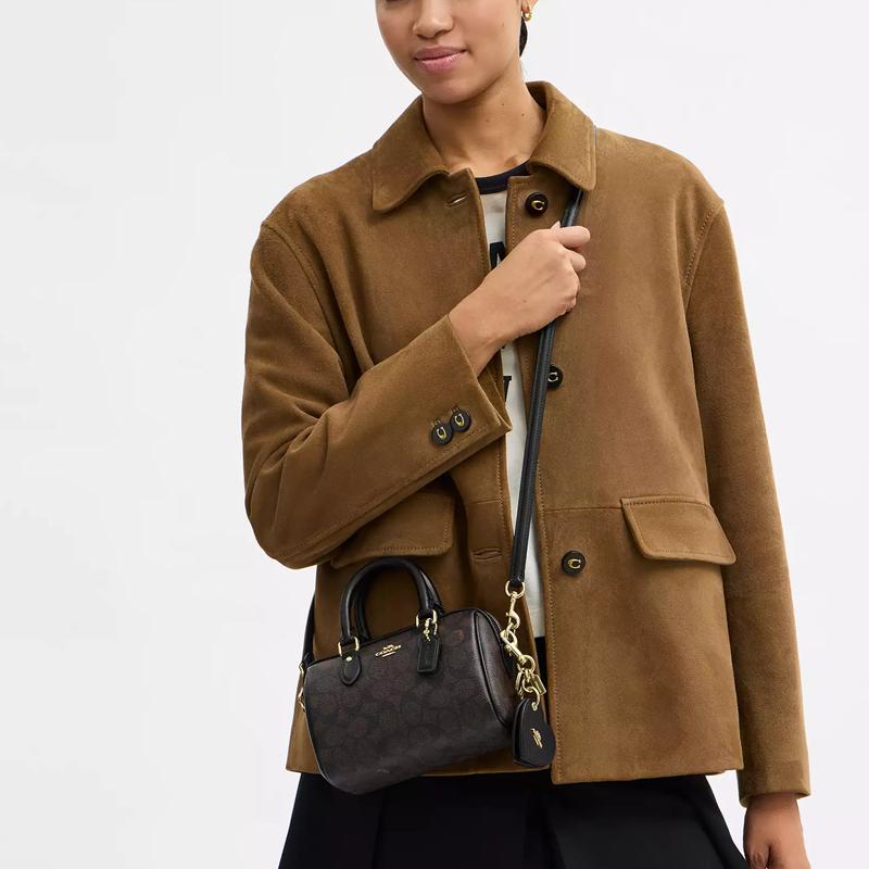 Coach Мини-сумка Boston Duffle из коричневого фирменного канваса с подвеской-сердечком и золотой фурнитурой для повседневного использования