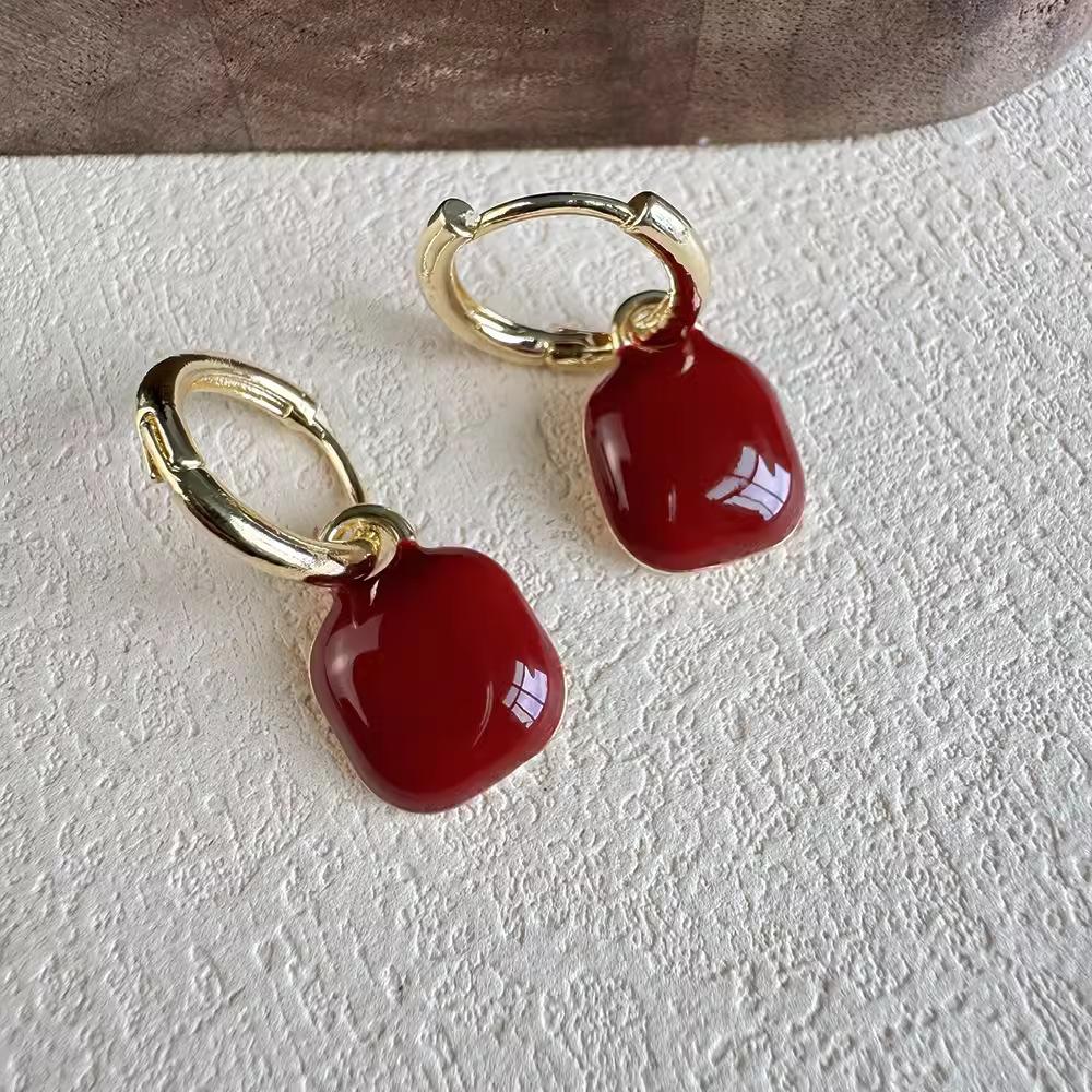 Retro Hong Kong Style Red Earrings Light Luxury High-End Female Mature Temperament Earrings Winter Versatile Ear Buckle Square Earrings