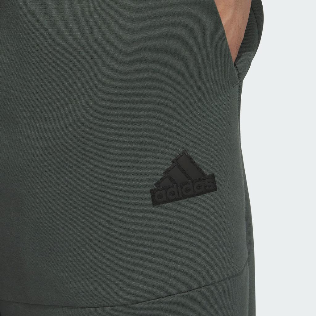 adidas Трикотажные спортивные брюки City Escape для мужчин, цвет плющ-зеленый IX8350