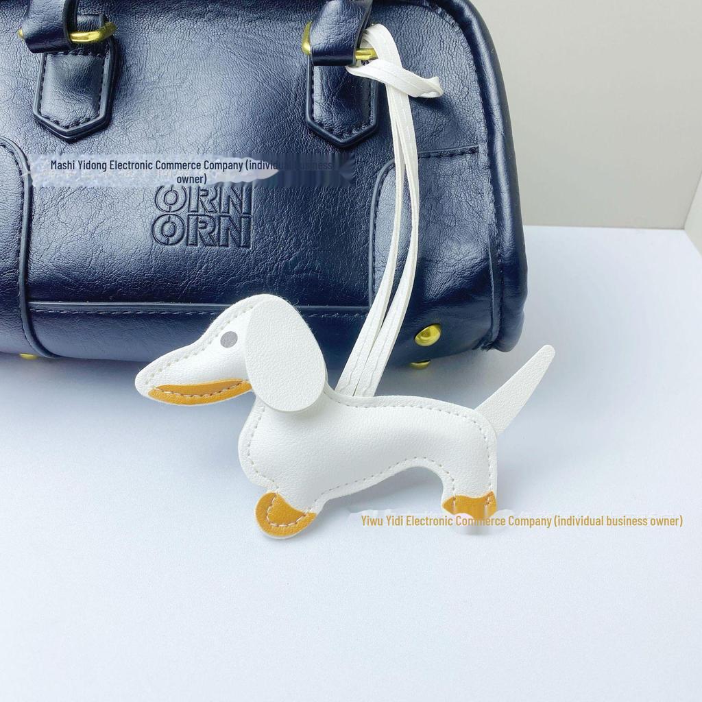 Брелок из искусственной кожи в виде таксы: Милый трансграничный аксессуар для автомобиля и креативное украшение для сумки.