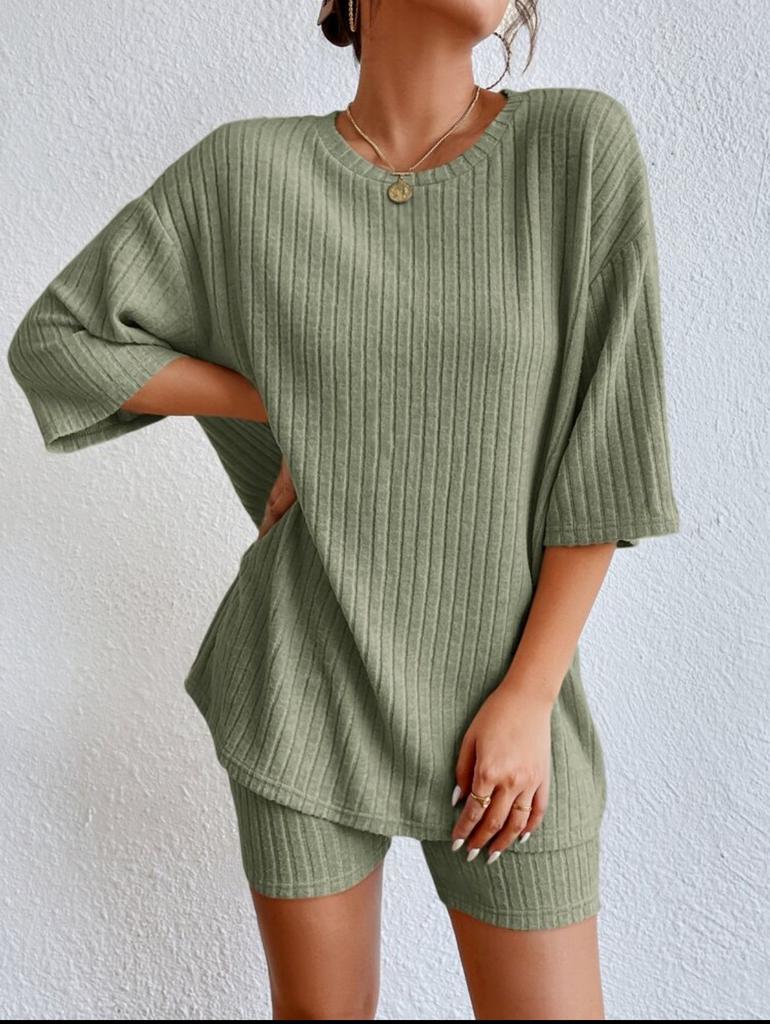 Модный вязаный свободный повседневный комплект с круглым вырезом и летними шортами Женская одежда Удобный дышащий однотонный комплект с шортами