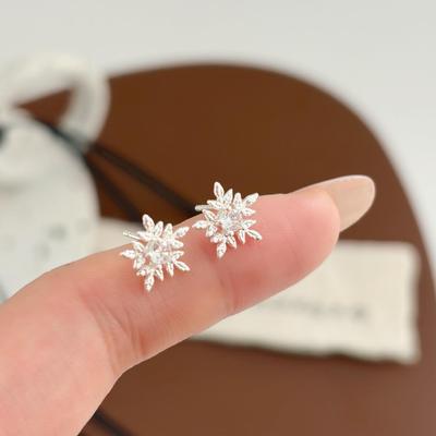 Серьги-гвоздики из стерлингового серебра S925 в корейском стиле с цирконами в виде снежинок - Простой, свежий и милый дизайн.