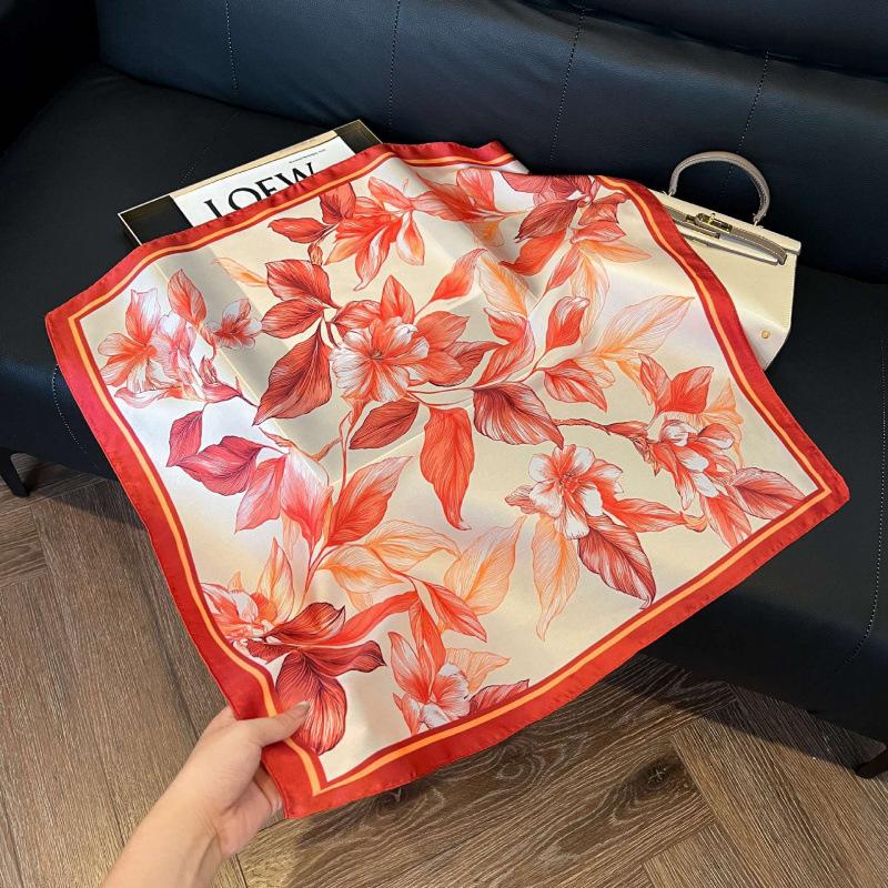 Retro silk scarves for women's new high-end accessories, neck small square scarf, scarf waist, fashionable and versatile, and gifts can be given.