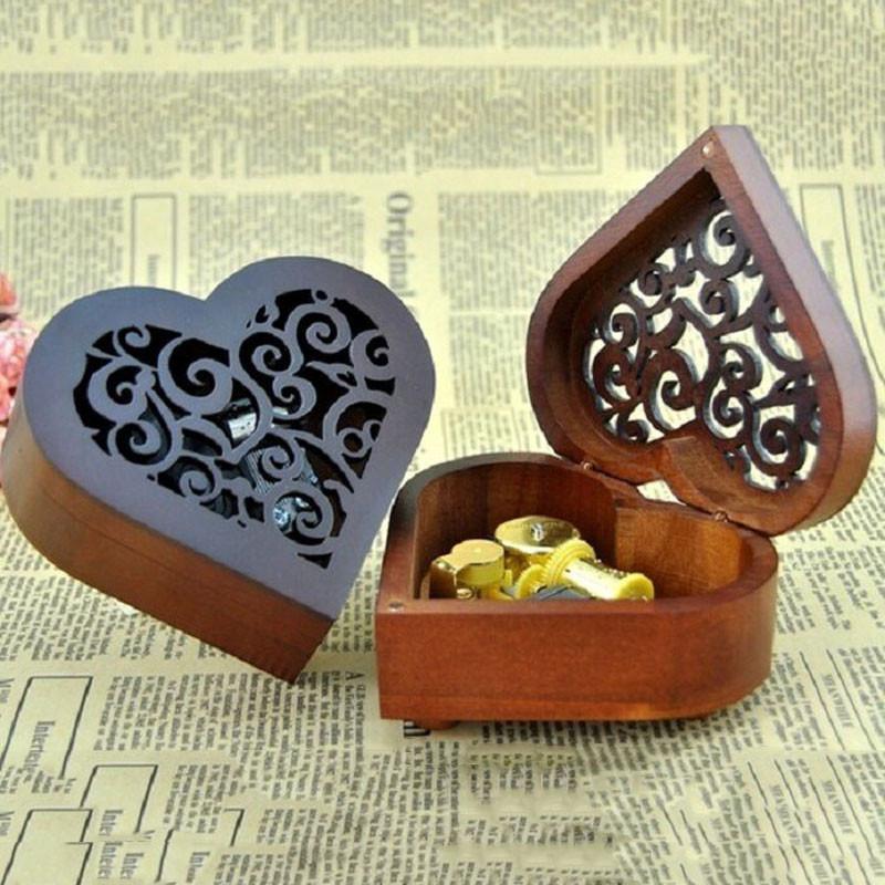 Очаровательная прямоугольная музыкальная шкатулка из дерева с резьбой в виде сердца, заводная, с мелодичными мелодиями