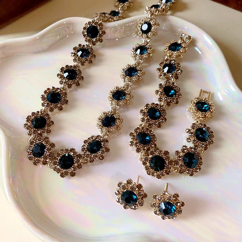 Ожерелье с цветочным узором, инкрустированное бриллиантами, в сочетании со стильной ретро-цепочкой для ключиц, подходит для повседневной носки, вечеринок и различных других случаев.