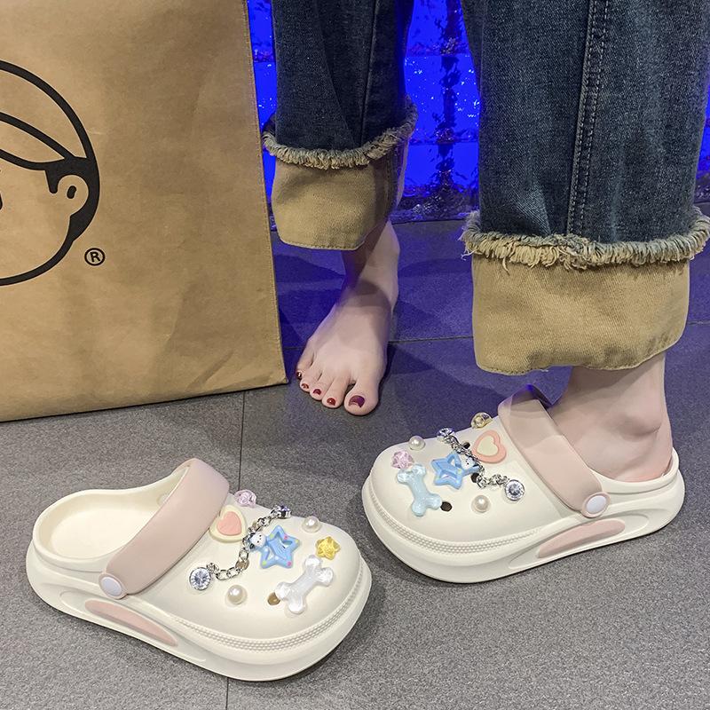 Съемные толстоподошвенные дырчатые туфли для женского лета, новые домашние нескользящие, увеличивающие рост, пляжные мультяшные крутые тапочки для ношения на улице