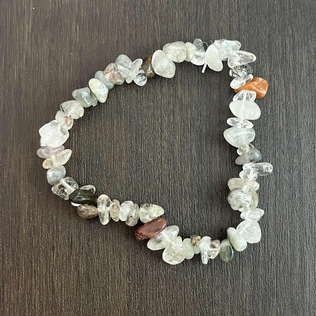 Браслет из разноцветных кристаллов с цитрином, тигровым глазом, лазуритом, аметистом и зеленым авантюрином на эластичном шнуре