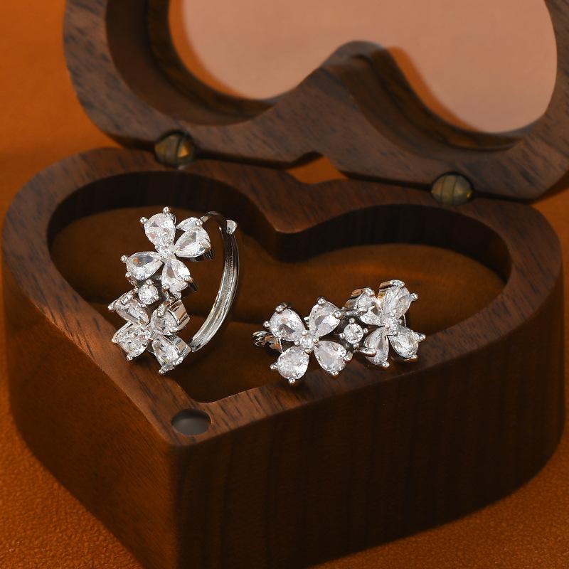 Ear Buckle Korean Fashion Design Earrings Delicate Shine Zircon Cute Earrings Female Buckle Fashion Jewelry Women Party Gift Accessories