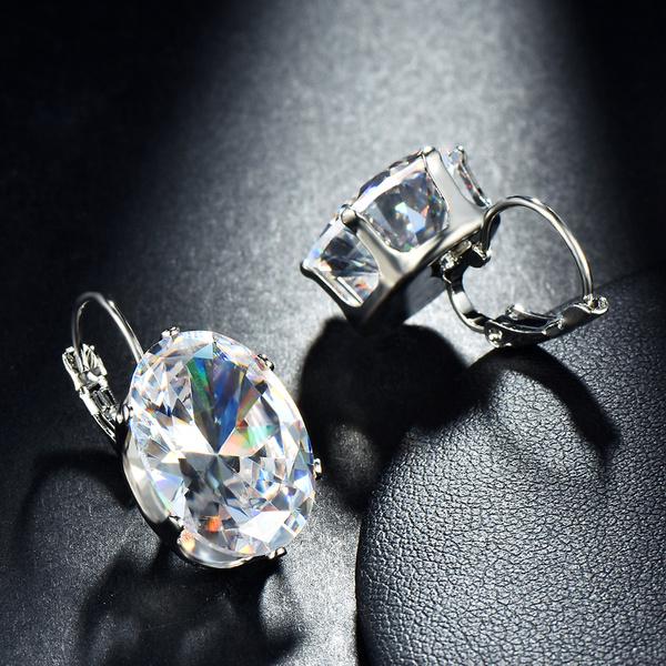 Элегантные серьги с овальным камнем