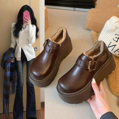 Теплые и утолщенные зимние сапоги для женщин, новая коллекция 2025 года, на модных и универсальных толстых подошвах-маффинах, стильные и универсальные маленькие бархатные хлопковые туфли на толстой подошве