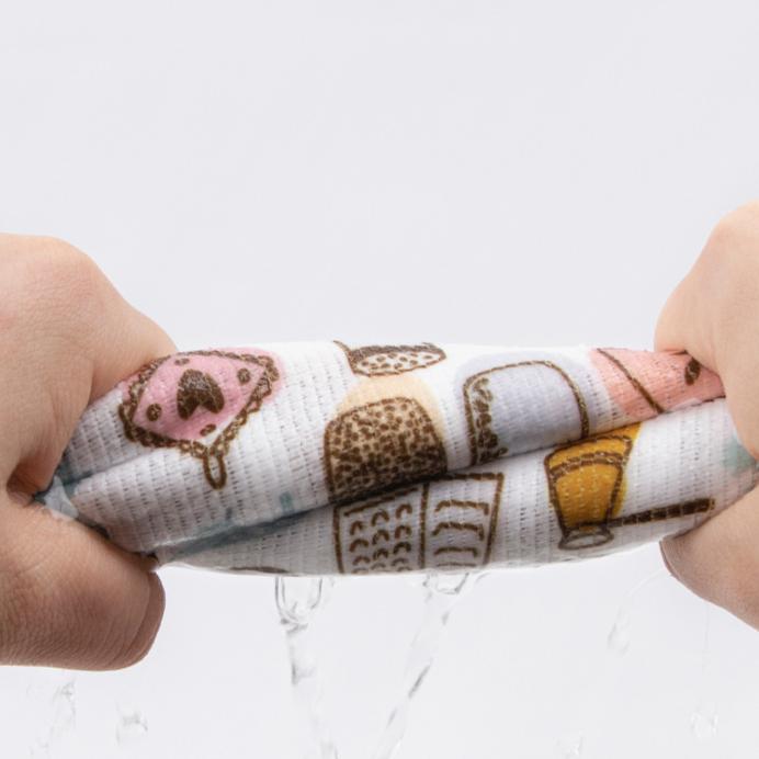 Кухонные полотенца из ультратонкого волокна с принтом не легко выбрасывают волосы, впитывают воду, удаляют масляные пятна и являются многофункциональными тряпками для мытья посуды.