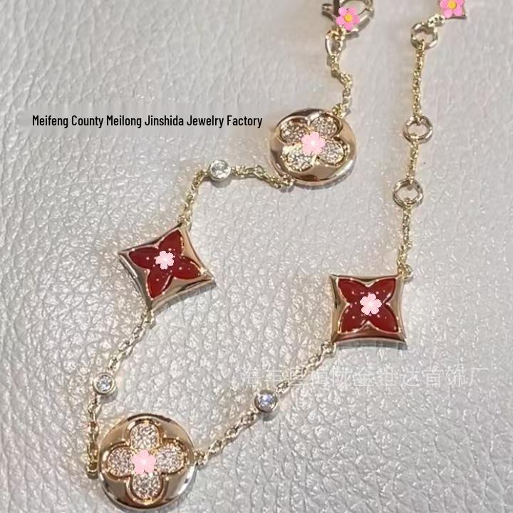 Браслет «Клевер-четырехлистник» от Donkey: Женское элегантное круглое украшение с дизайном из пяти цветков, с белым перламутром и розовой раковиной.