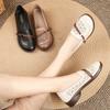 2025 летняя обувь для новой мамы сандалии с полыми отверстиями кожаные туфли на мягкой подошве для женщин среднего возраста и пожилых людей удобные плоские туфли