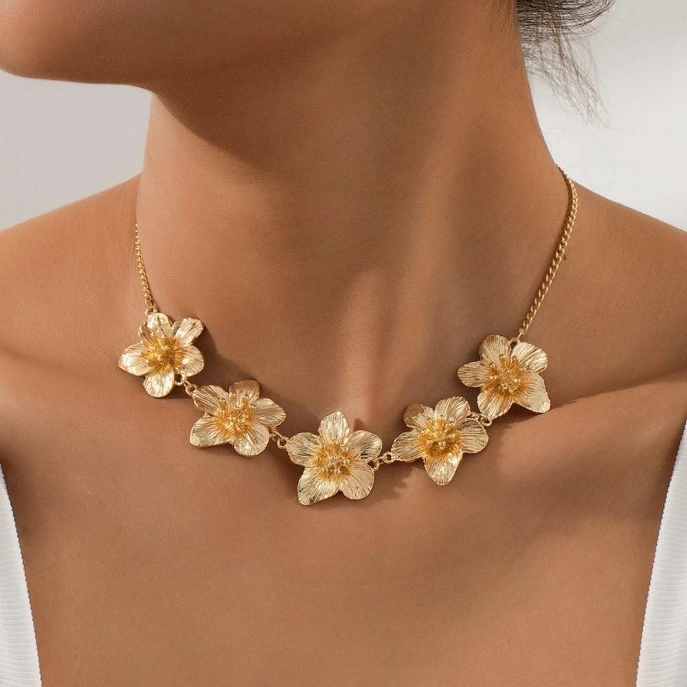 Golden Flower Pendant Necklace Dopamine Style Wrinkled Choker New Jewelry Accessories Gift