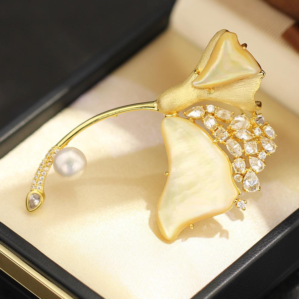 Ювелирные изделия Высококачественная натуральная брошь-булавка с изображением желтой рябчики и гинкго билоба Элегантная легкая роскошь Жемчуг пресной воды Алмазный лист Булавка Женская
