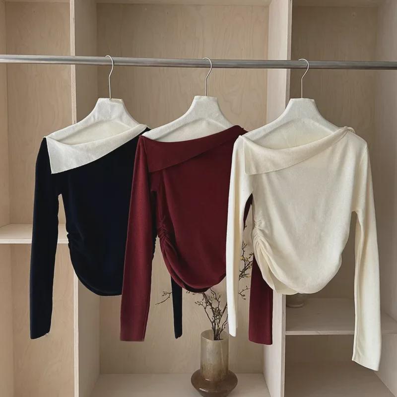 Женский тонкий свитер с открытыми плечами во французском стиле