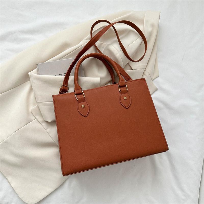 Стильная повседневная сумка-тоут для commuters на осень с современным простым дизайном и универсальными цветами