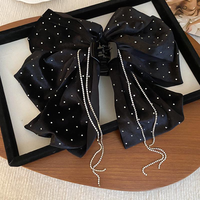 Заколка-бантик из красного бархата: Элегантный весенний зажим для волос на Новый год