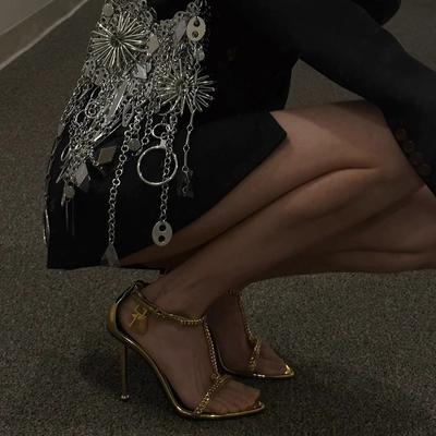 Модные дизайнерские роскошные туфли для торжественных случаев, сексуальные босоножки-гладиаторы с металлическим ремешком на шпильке, с замком на щиколотке, с золотой подвеской, навесным замком, высокие каблуки