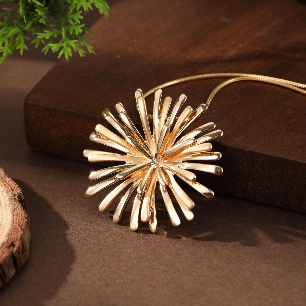 Новый нерегулярный трехмерный маленький кулон-ромашка, женское высококлассное универсальное ожерелье-хризантема