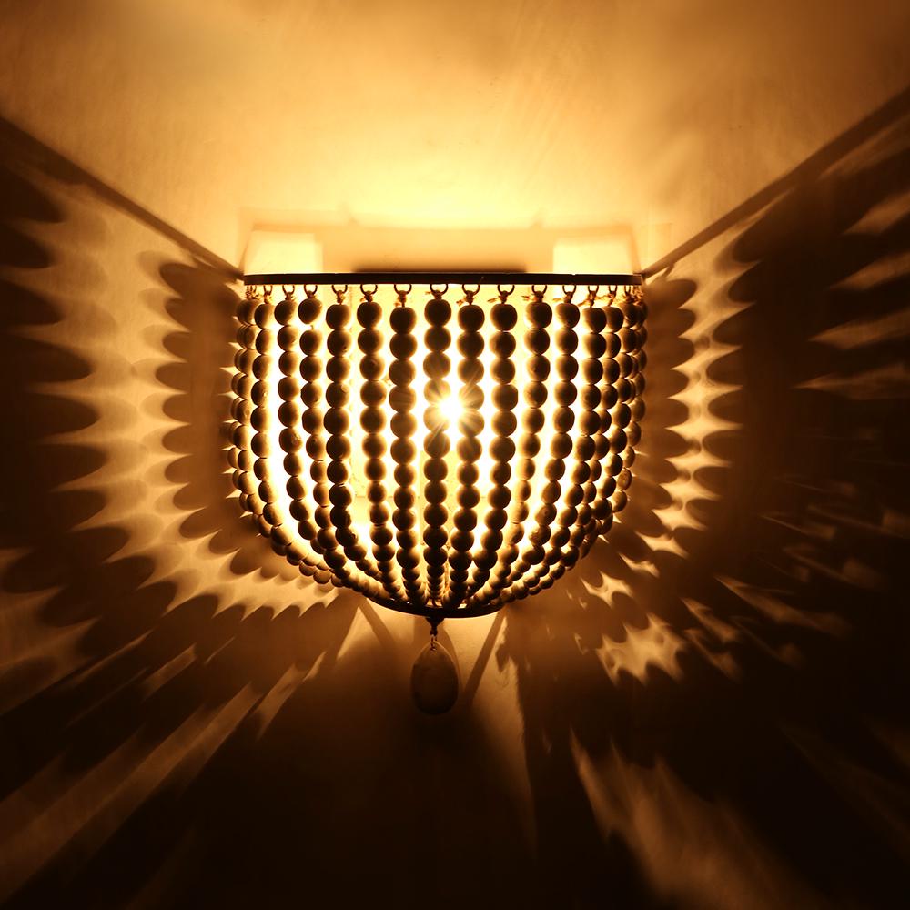 Настенный светильник в европейском ретро-стиле с бусинами и деревянными акцентами для спальни и кафе