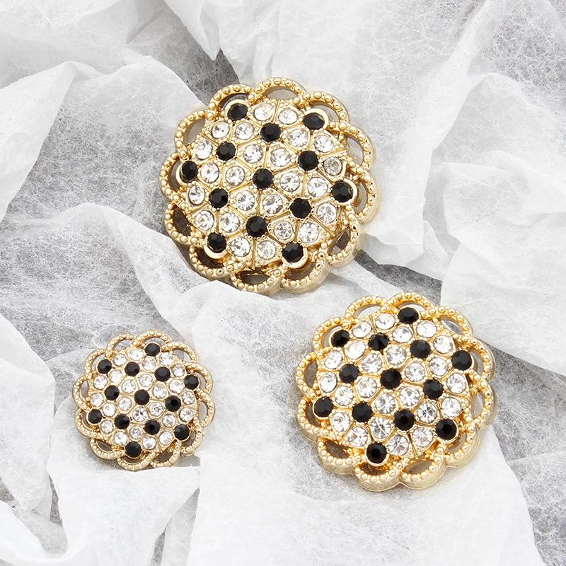 Изысканный кардиган-свитер с металлическими пуговицами и стразами