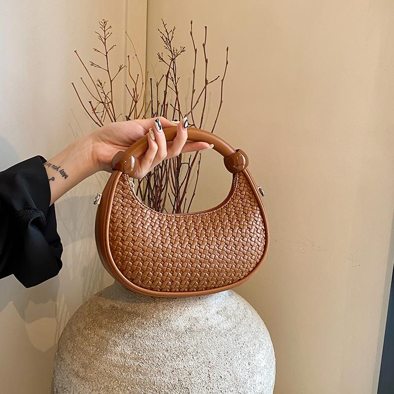 Супер огонь маленькая сумка женская осень-зима 2025 новая ретро плетеная сумка-мессенджер нишевый дизайн портативная сумка-пельмень для通勤