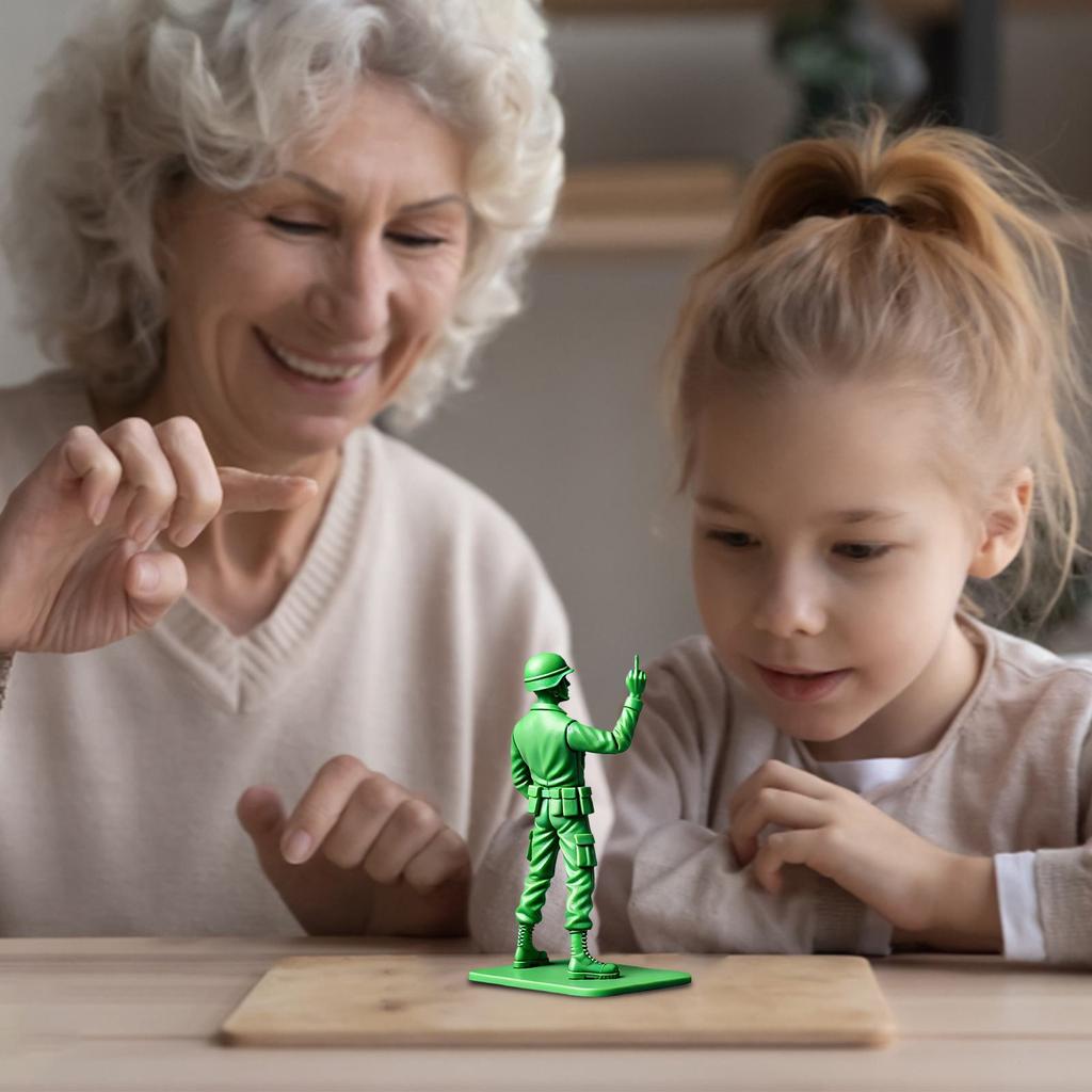 Забавный зеленый человек Забавный зеленый солдат на унитазе